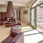 Luxurious In Morre